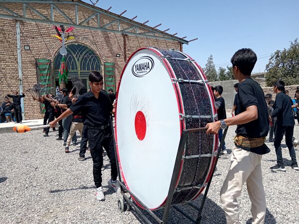 هیئت زنجیرزنی در روستای فیض آباد در صبح عاشورای حسینی 