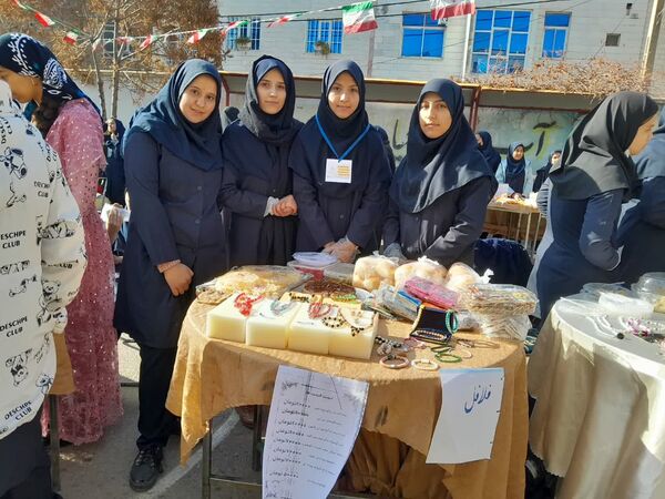 نمایشگاه کارآفرینی دانش‌آموزان دبیرستان حجاب شهرستان ورامین