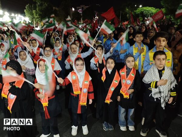 اجرای  سرود حماسی «باید برخاست» توسط دانش‌آموزان پیشتاز ساوجبلاغ