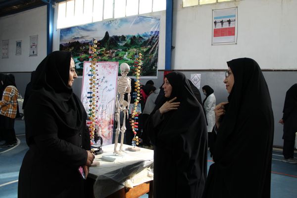 گرامیداشت روز آزمایشگاه در دبیرستان دخترانه شاهد غرویان وکیلی (۲۲)