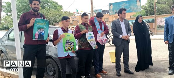مسئولین اداره آموزش و پرورش کاشمر دو نهال بر زمین نهادند