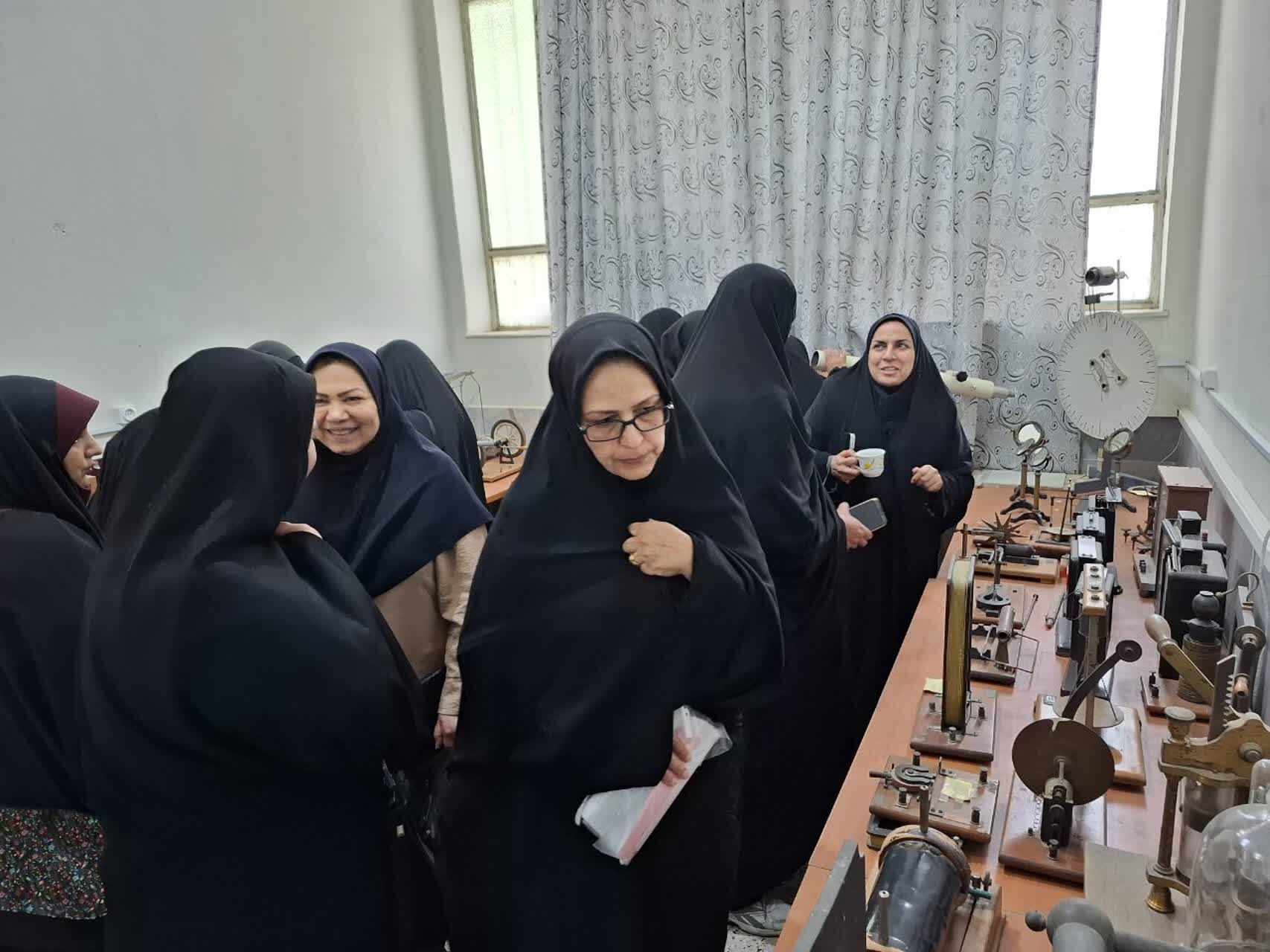 بازدید از پژوهش سرا و آزمایشگاه مرکزی رازی ناحیه ۲ در هفته مشاغل 