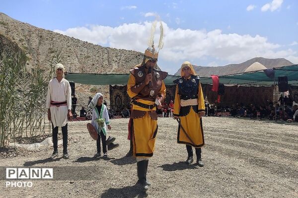 تعزیه خوانی در روز اربعین حسینی در جوار گلزار شهدای شهر بار نیشابور 