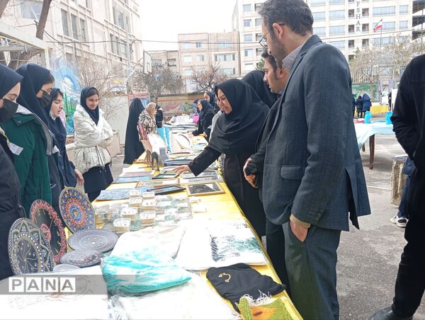 بازارچه کسب و کار دانش آموزی در دبیرستان افشار نژاد ناحیه پنج مشهد
