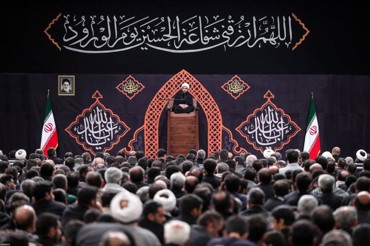 برگزاری عزاداری شب هشتم محرم و توسل به حضرت علی‌اکبر(ع) در حسینیه امام خمینی(ره)