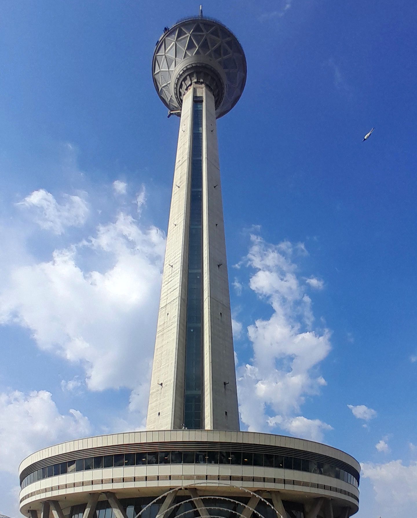 یکی از نمادهای مدرن و برجسته تهران برج میلاد است