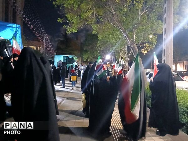 خروش مردم در میادین و تجمعات شبانه همراه با طنین شعار های مهدوی و انقلابی