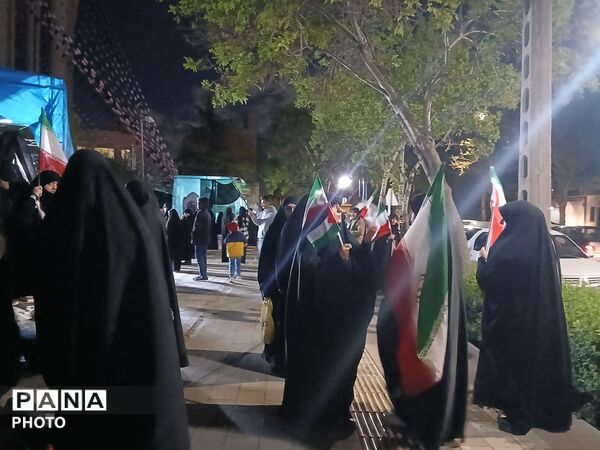 خروش مردم در میادین و تجمعات شبانه همراه با طنین شعار های مهدوی و انقلابی