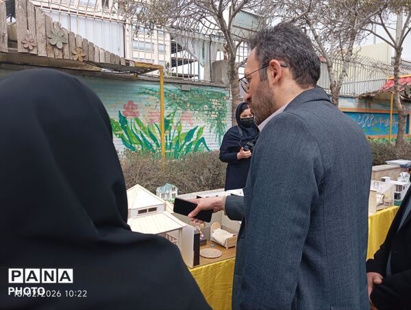 بازارچه کسب و کار دانش آموزی در دبیرستان افشار نژاد ناحیه پنج مشهد