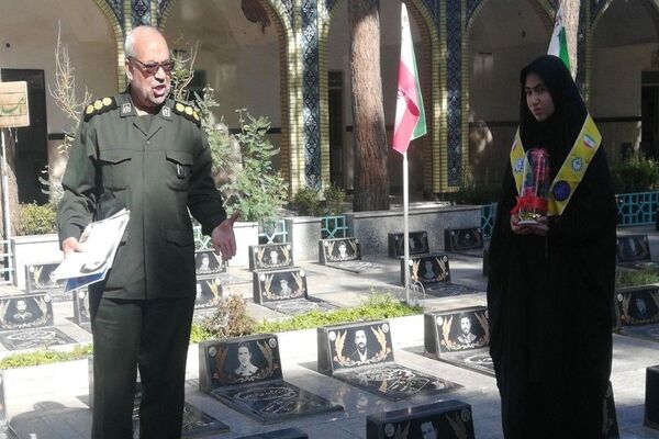 حضورپیشتازان دبیرستان شهید مجید دهنوی درگلزار شهدای بهشت فضل نیشابور