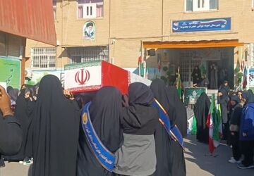 حضور لاله فاطمی در جمع دانش‌آموزان عزادار دبیرستان حضرت معصومه(س) قم
