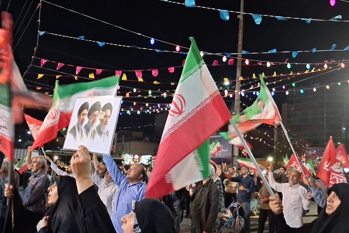 تجمع مردمی رباط کریم با اجرای سرود و سخنرانی