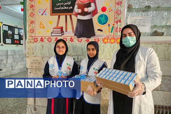 توزیع بسته‌های سلامتی در مدرسه ابتدایی هدی با مشارکت سفیران سلامت