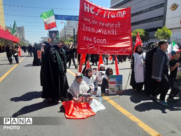 برافراشتن پرچم های خونخواهی و یالثارت الخامنه ای توسط مردم همیشه در صحنه مشهد مقدس 
