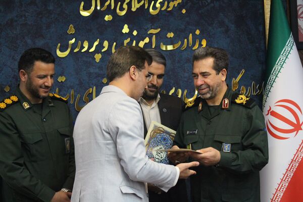 دیدار فرمانده سپاه سیدالشهدا (ع) استان تهران با مدیرکل آموزش و پرورش شهرستان‌های تهران به‌مناسبت هفته معلم
