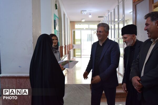 هنرمندان باباحیدر، نگارخانه آفتاب را گلباران کردند