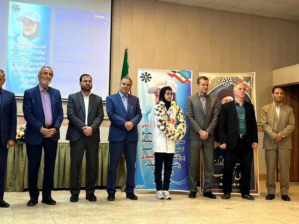 مراسم تجلیل از روشا اکبری برنده مدال طلای شطرنج مدارس جهان در شهرستان نیشابور 