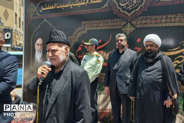 نماز ظهر عاشورا در میدان امام خامنه‌ای