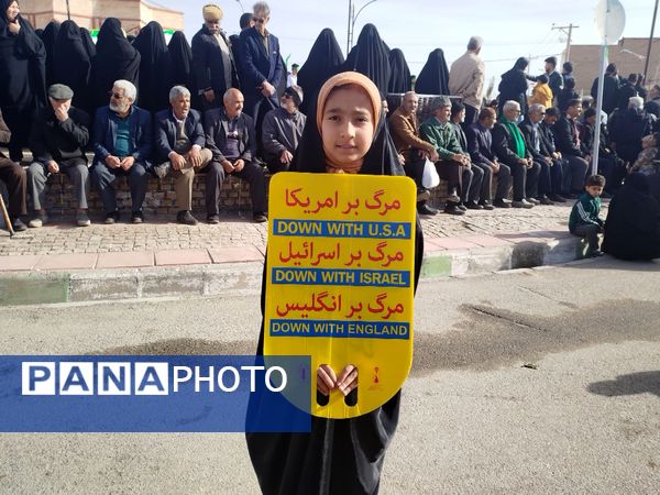 نسل آینده در راهپیمایی ۲۲ بهمن شهرستان کندر دیده شد