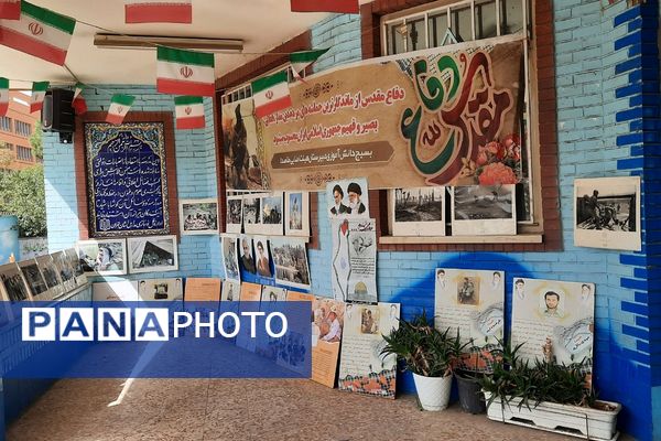 نمایشگاه هفته دفاع مقدس در دبیرستان ملاصدرا ناحیه دو شهرری 