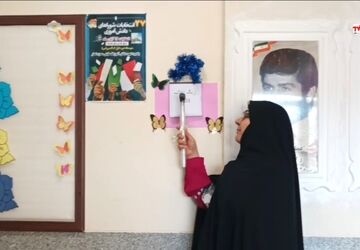 نواختن زنگ انقلاب در روستای هوتک 