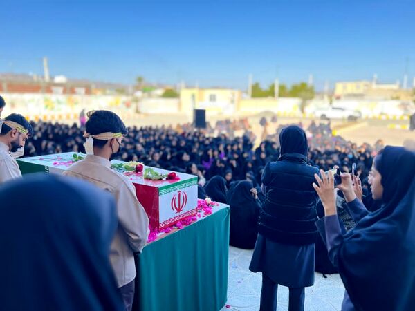 تشییع پیکر شهید گمنام بر دستان دانش‌آموزان هنرستان ابرار منوجان در ایام فاطمیه