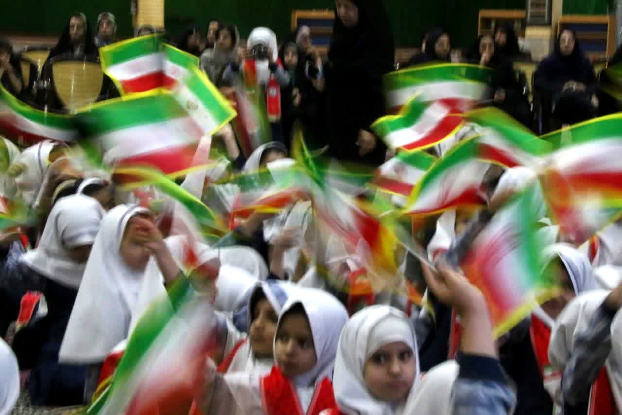 جشن بیست‌وهفتمین سالگرد تاسیس سازمان دانش آموزی توسط پیشتازان یزدی