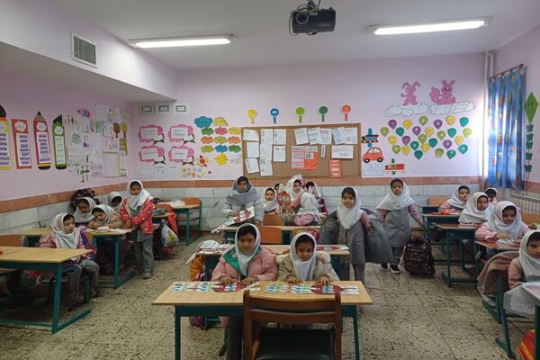 جشن یادگیری صدگان توسط دانش‌آموزان کلاس دوم دبستان شاهد نرگس