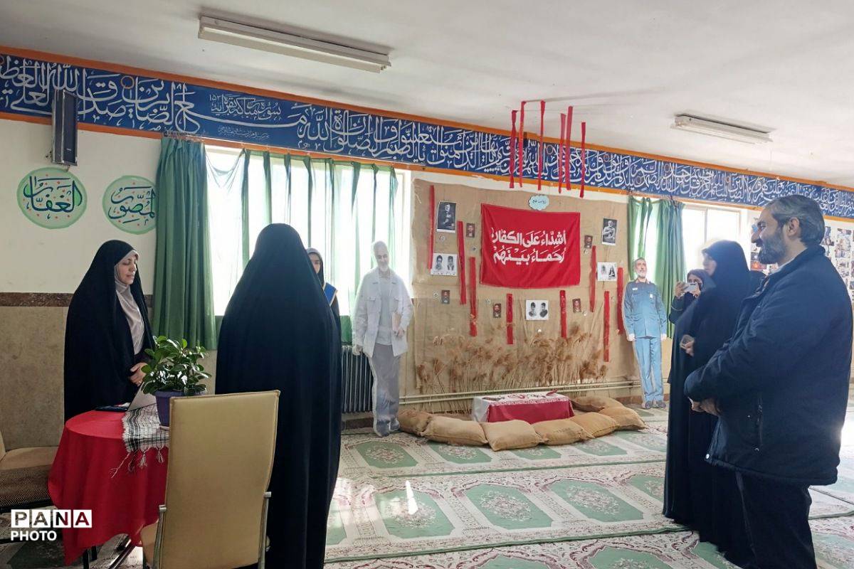 بازدید رئیس اتحادیه انجمن‌های اسلامی دانش‌آموزی استان تهران از نمایشگاه‌های «مدرسه انقلاب» در فیروزکوه