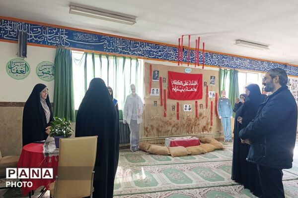 بازدید رئیس اتحادیه انجمن‌های اسلامی دانش‌آموزی استان تهران از نمایشگاه‌های «مدرسه انقلاب» در فیروزکوه