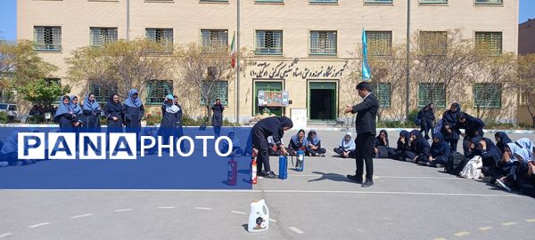 حضور آتش نشان به مناسبت وز آتش نشان و ایمنی در مدرسه نمونه دولتی وکیلی ۱۰