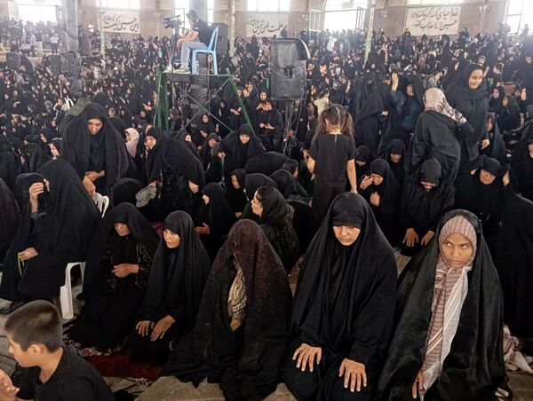 نماز جماعت در حسینه روستا اردمه در ظهر اربعین