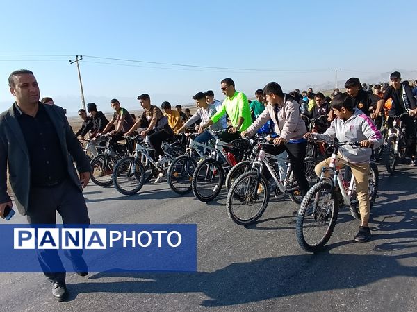 برگزاری همایش دوچرخه‌سواری در آشخانه به‌مناسبت روز دانش‌آموز 
