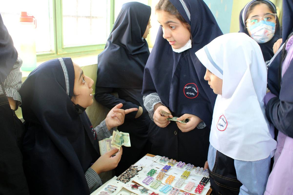 بازارچه دست‌سازه‌های دانش‌آموزی دبستان شهید بختیاری ناحیه 1 کرج