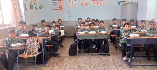 دانش‌آموزان دبستان شهید نعمت‌اللهی مهمان سفره رضوی شدند