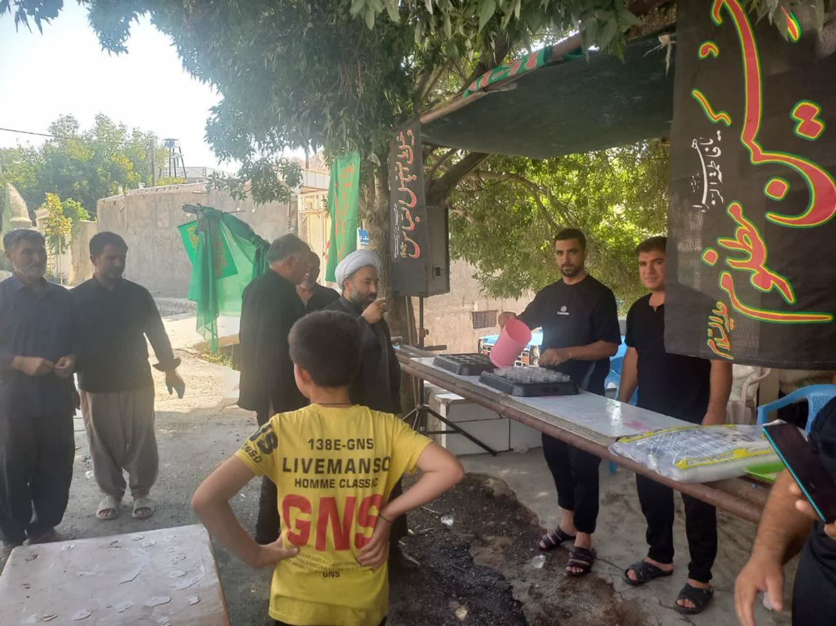 برپایی موکب مردی در کوهنانی منطقه  خسروآباد برای پذیرایی از جاماندگان اربعین حسینی

