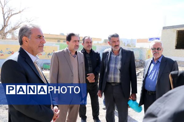 بازدید مشاور وزیر آموزش و پرورش از پروژه‌های مدرسه‌سازی در بخش بهمن ابرکوه 
