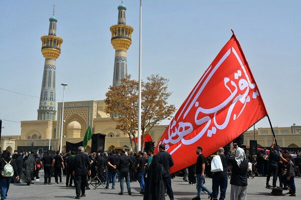 پرچم‌های عزا بر فراز حرم امام رضا(ع)