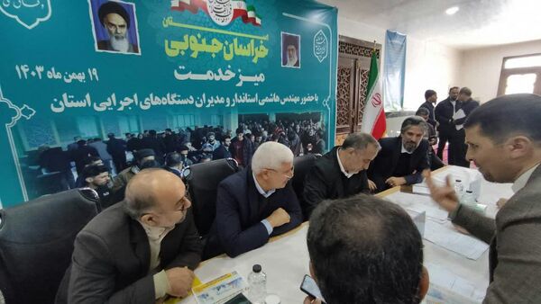 میز خدمت مسئولان در مصلی المهدی بیرجند 