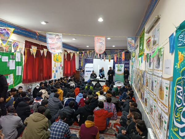 کارگاه آموزشی پیشگیری از آسیب‌های فضای مجازی در دبیرستان رجایی