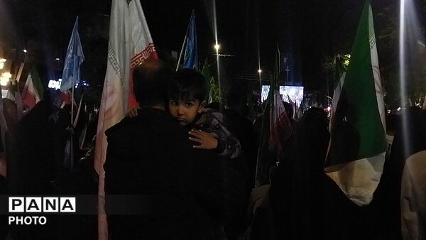 برای پنجاه و یکمین شب حسینیه امام شاهد حماسه مردم شد 