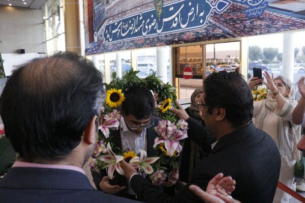 استقبال پرشور از دانش‌آموز مشهدی قهرمان المپیاد جهانی نجوم و اخترفیزیک