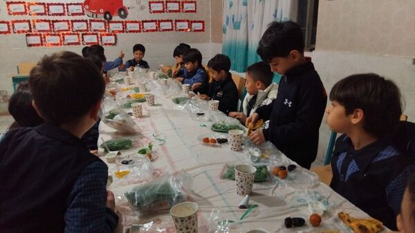 محفل انس با قرآن‌کریم و سفره افطاری در دبستان پسرانه آل‌یاسین شهرستان محلات