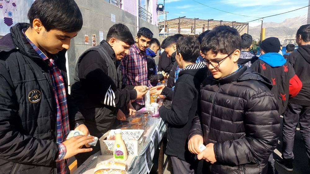 برپایی بازارچه کسب و کار در دبیرستان شهید معمارزاده ناحیه 2 کرج 