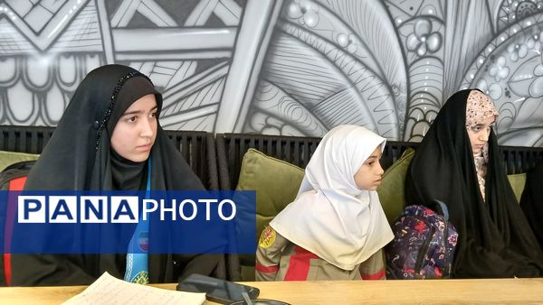 نشست فرماندار محمودآباد با اعضای شورای دانش‌آموزی 