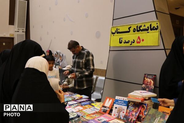 تجلیل از دانش آموزان برتر مسابقات قرآن و عترت و نماز در نجف آباد