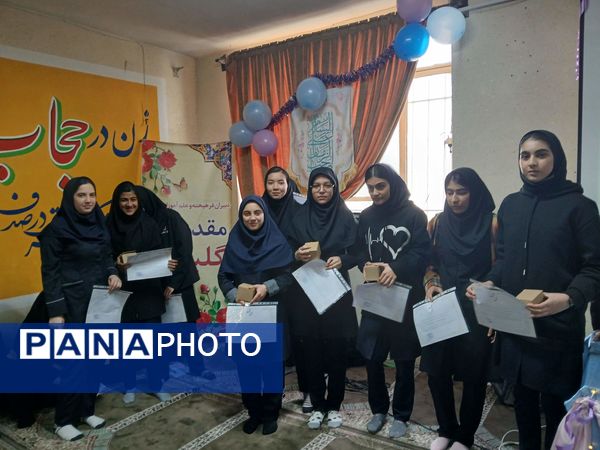 تقدیر از دانش‌آموزان برتر آموزشی، پرورشی و ورزشی دبیرستان آزرم ناحیه یک مشهد 