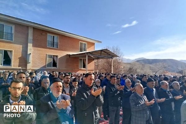 اقامه نماز باشکوه عید سعید فطر در شهرستان فیروزکوه