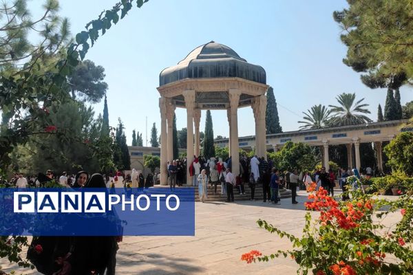 روز بزرگداشت حافظ، شاعر پرآوازه و لسان‌الغیب