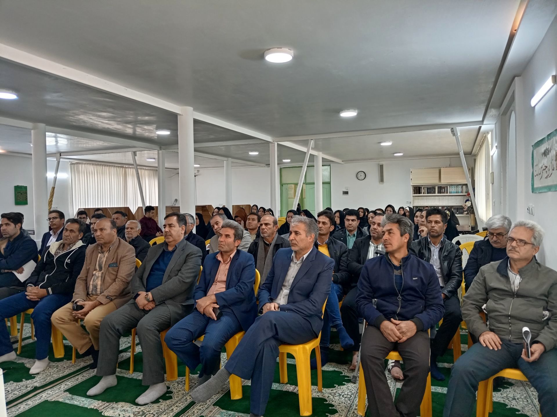 جلسه انجمن اولیا و مربیان تخصصی پایه های دهم دبیرستان نمونه آیت الله خامنه ای برگزار شد